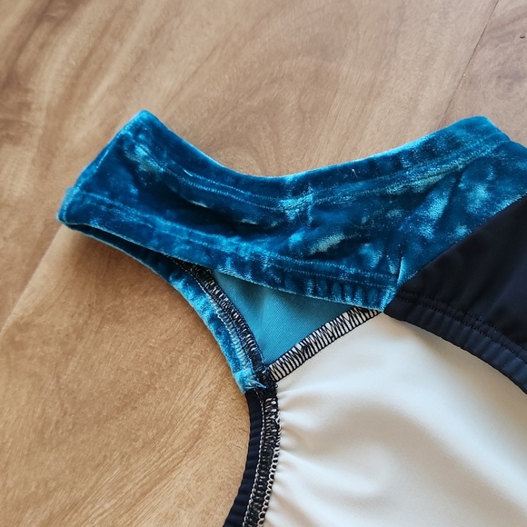 Black Leo - LuckyLeo - S - barely worn - Picture 4 of 5